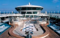 Grandeur of the Seas - Royal Caribbean International - pohled na horní palubu s bazénem