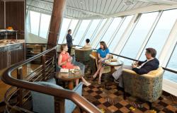 Grandeur of the Seas - Royal Caribbean International - lidé v kavárně s výhledem na oceán