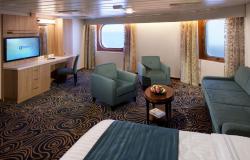 Grandeur of the Seas - Royal Caribbean International - vnitřek lodi s televizí a zeleným gaučem