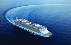 Oasis of the Seas - Royal Caribbean International - loď brázdící temně modrý oceán