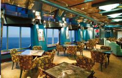 Costa Deliziosa - Costa Cruises - židle se zlatými potahy a výhled ven na mořskou hladinu