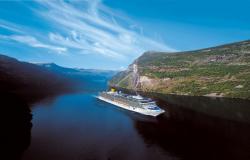 Costa Deliziosa - Costa Cruises - loď plující zeleným údolím pod azurovým nebem
