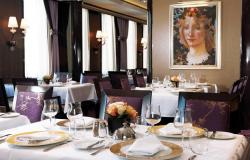 Costa neoRomantica - Costa Cruises - detail jídelního stolu na lodi a umělecký obraz v pozadí