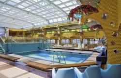 Costa Serena - Costa Cruises - bazén v interiéru lodi