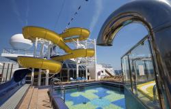 Costa Serena - Costa Cruises - žlutý tobogán na horní palubě lodi