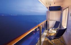 Costa Serena - Costa Cruises - balkón s modrámi lehátky u kajuty