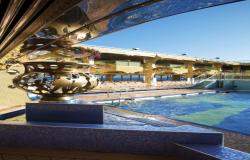 Costa Serena - Costa Cruises - detail bronzové vázy u bazénu na hlavní palubě