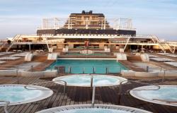 Celebrity Century - Celebrity Cruises - termální bazénky a dva hlavní bazény na horní palubě lodi